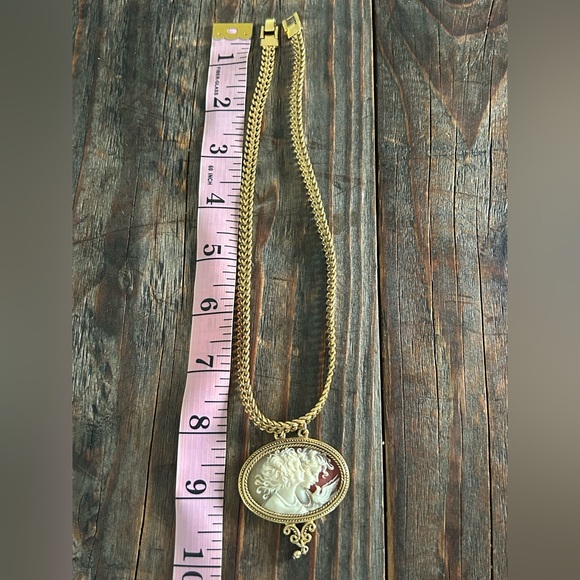 1928 Cameo Gold Tone Necklace - Picture 7 of 9